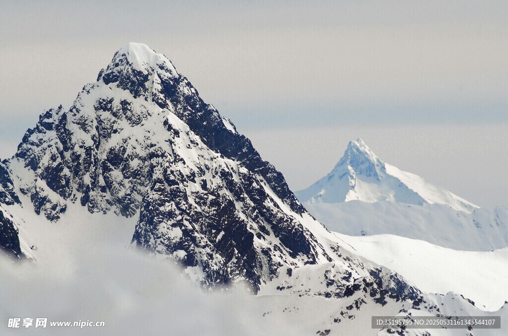 巍峨雪山壮丽景致