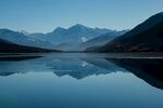 宁静山水湖景倒影如画