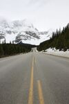 雪山下的公路风景