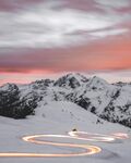 雪山间蜿蜒的绚丽公路