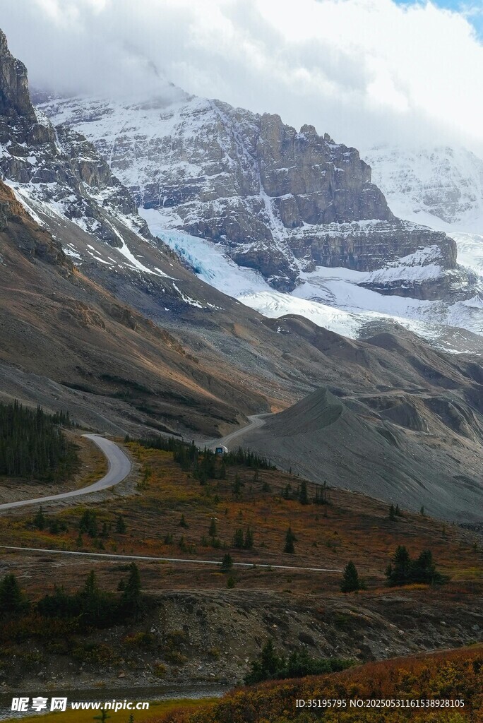 山间蜿蜒公路与壮丽雪山