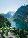 高山环抱的碧绿湖泊美景