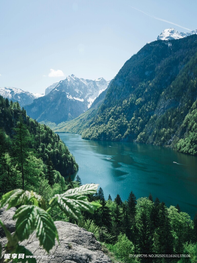 高山环抱的碧绿湖泊美景
