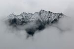 云雾缭绕的壮丽雪山