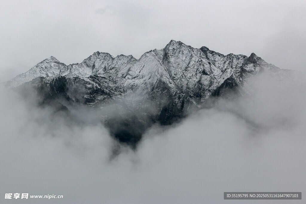 云雾缭绕的壮丽雪山
