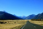 旷野公路与远处连绵山脉