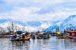 克什米尔湖景与彩色船只