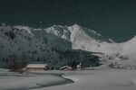 雪夜中的静谧山间景象