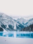 雪山下的静谧蓝色湖泊