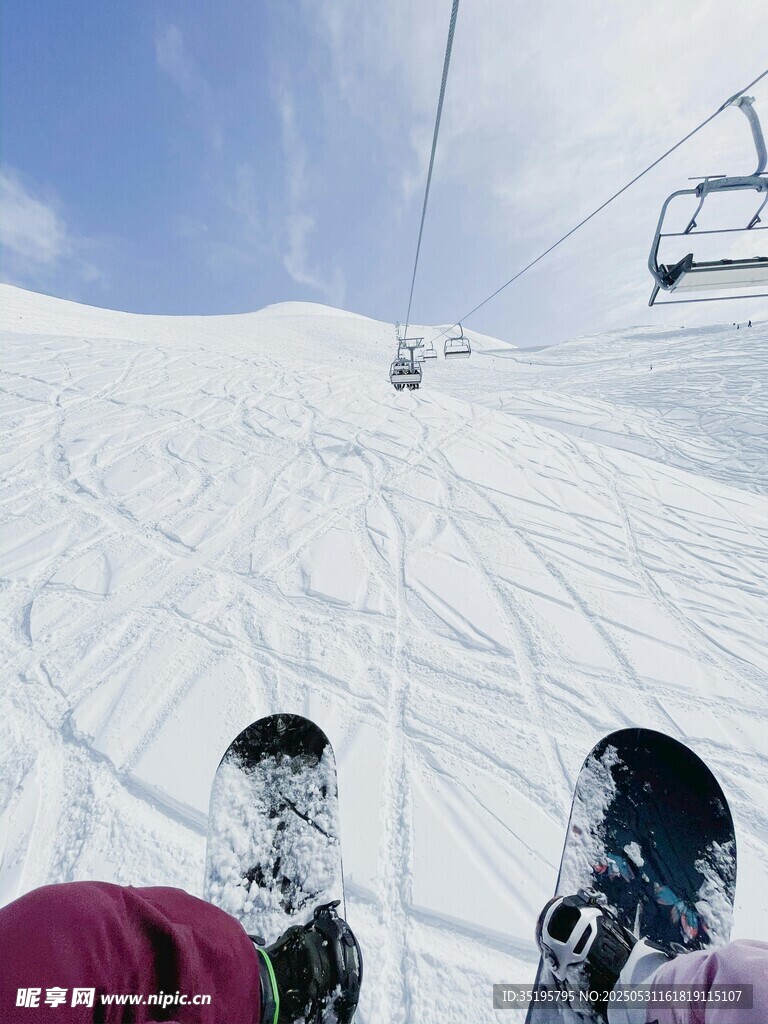 雪上缆车下的滑雪者视角