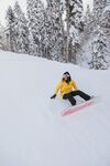 雪地单板滑雪者酷炫滑行