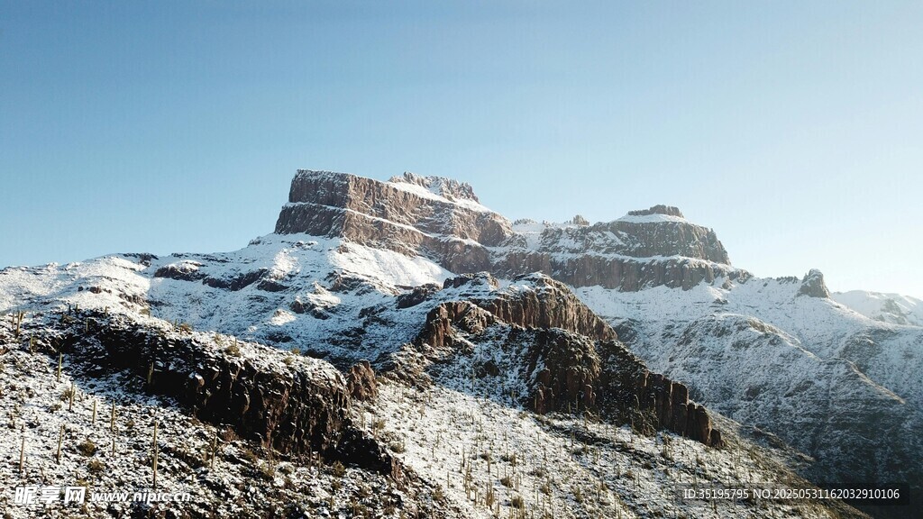 雪山之巅壮丽景观