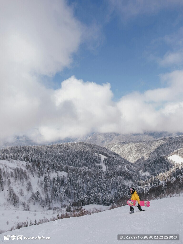 雪山滑雪者的动感瞬间