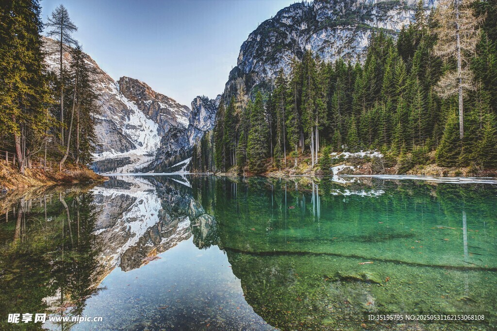 山间碧绿湖水静谧美景
