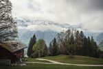 山间小屋与远处雪山美景