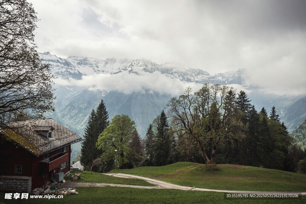 山间小屋与远处雪山美景