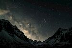 雪山夜空下的璀璨星河