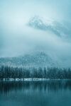 雾霭中的静谧山水湖景