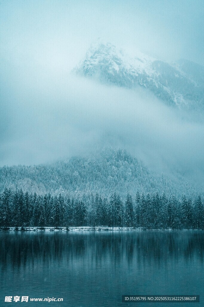 雾霭中的静谧山水湖景