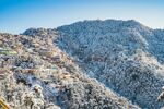 雪覆山峦美景