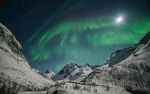 极光闪耀于雪山夜空