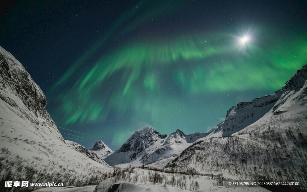 极光闪耀于雪山夜空