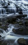 山间瀑布潺潺流水美景