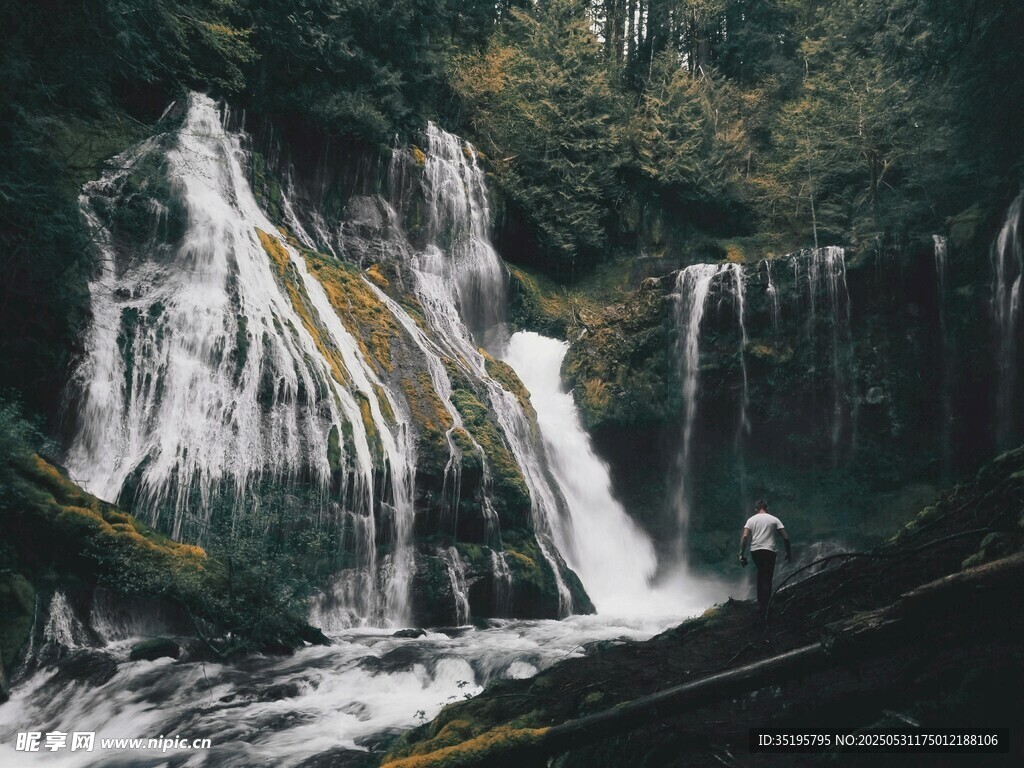 山间瀑布旁的徒步者