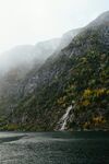 山间瀑布下的静谧水域