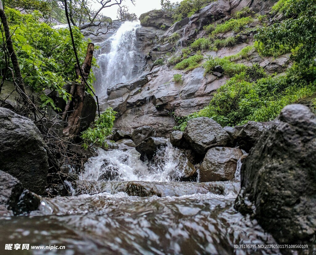 山间瀑布溪流自然美景