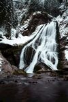 冬日冰雪覆盖的山间瀑布