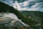 山间瀑布与壮丽天空景观