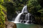 山间瀑布下的碧绿潭水