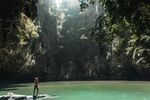 人于碧绿山水间悠然泛舟
