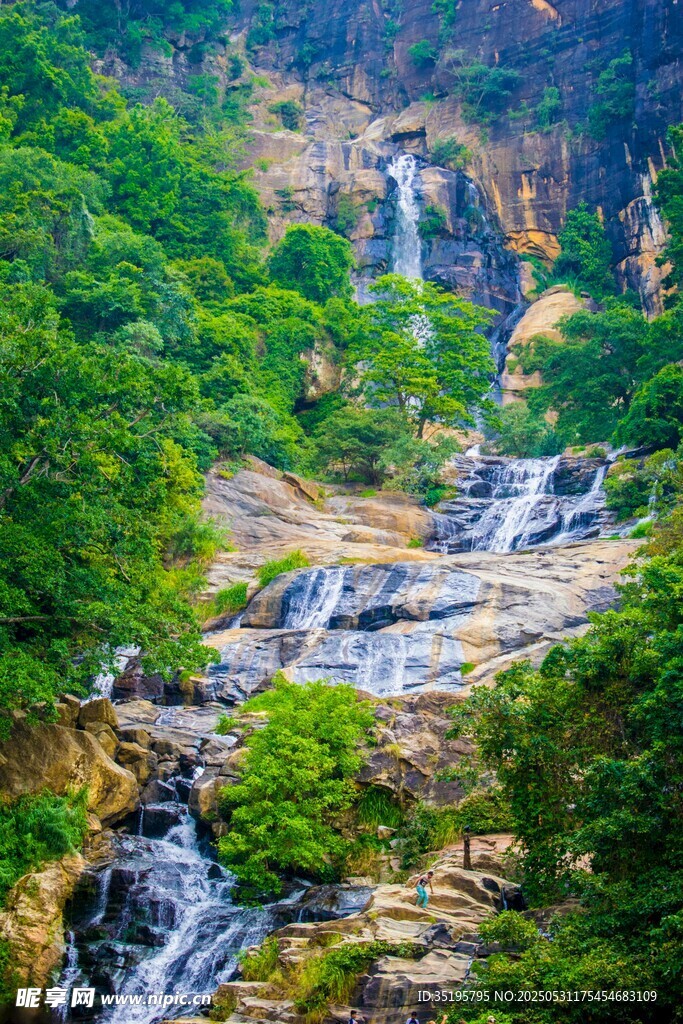 山间瀑布美景