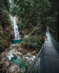 漫步吊桥赏山间飞瀑美景