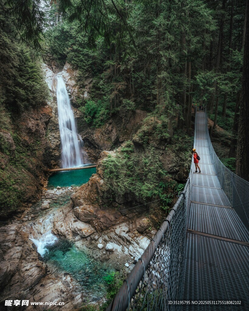 漫步吊桥赏山间飞瀑美景