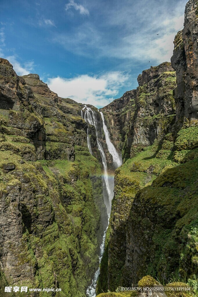 山间飞瀑美景
