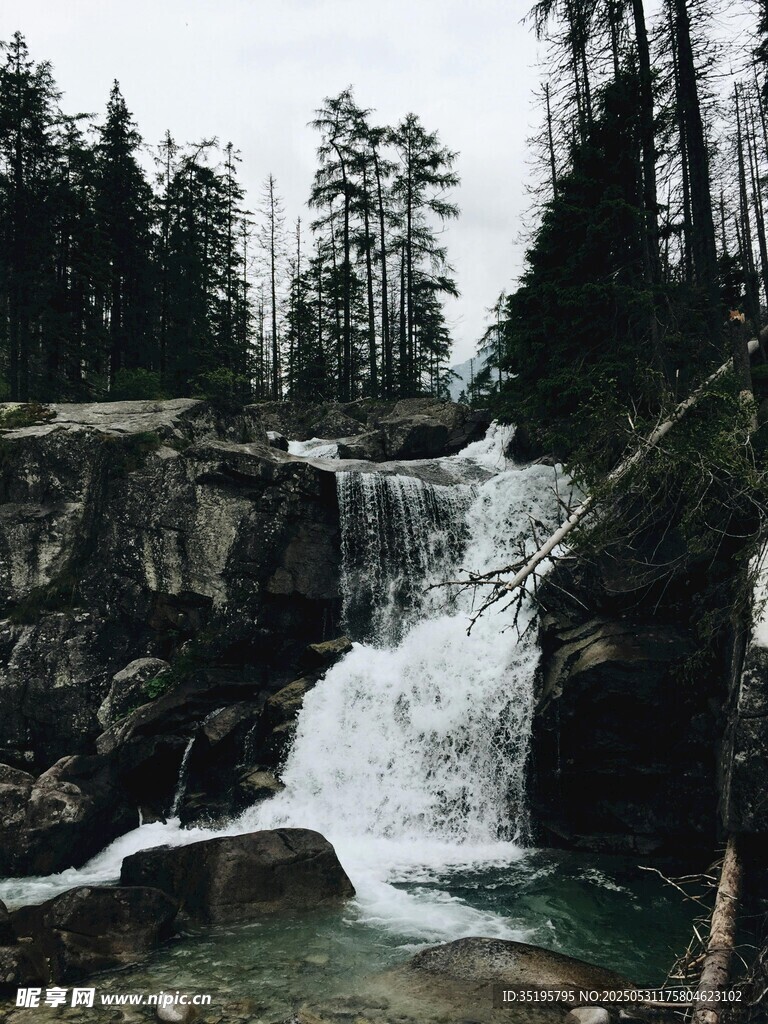 山间瀑布美景