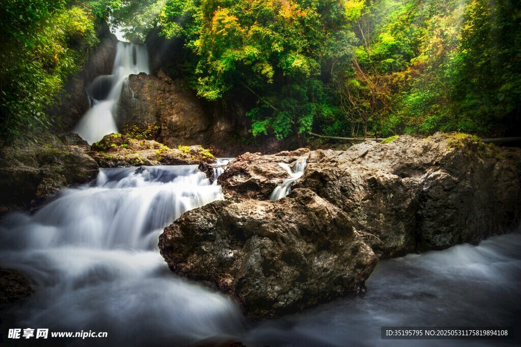 山间溪流瀑布自然美景