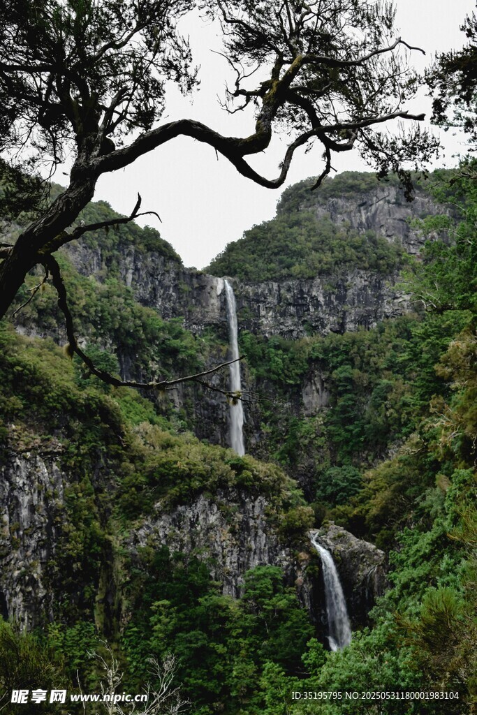 山间瀑布美景