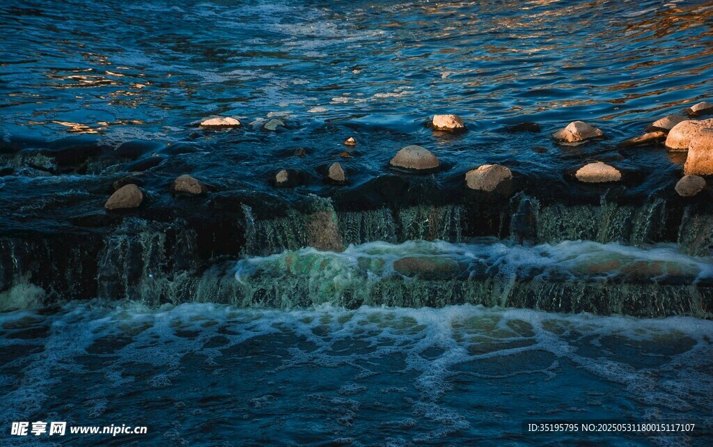潺潺流水的美丽水坝景观