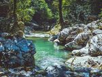 山间碧溪 岩石环绕美景
