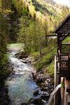 山间溪流旁的木质小屋