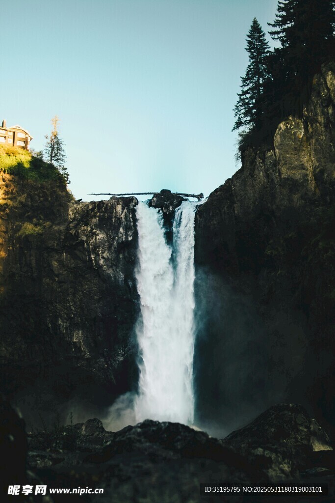 壮丽山间瀑布景观