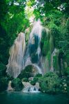 山间瀑布绿意盎然的美景