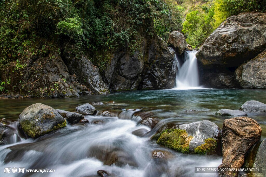 山间溪流瀑布自然美景