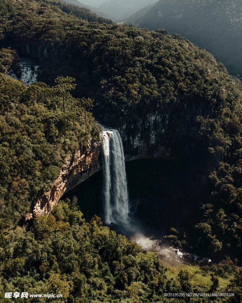 山间壮丽瀑布景观