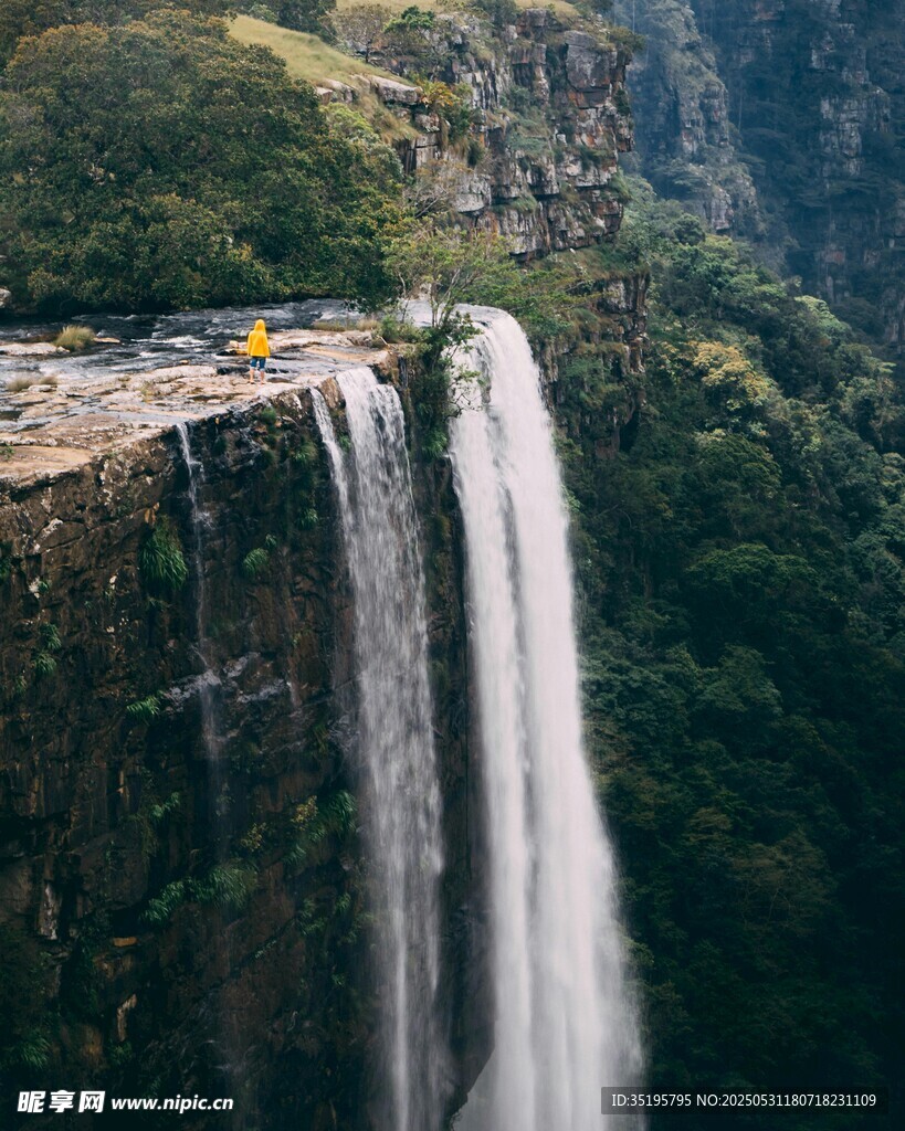 壮观悬崖瀑布自然美景