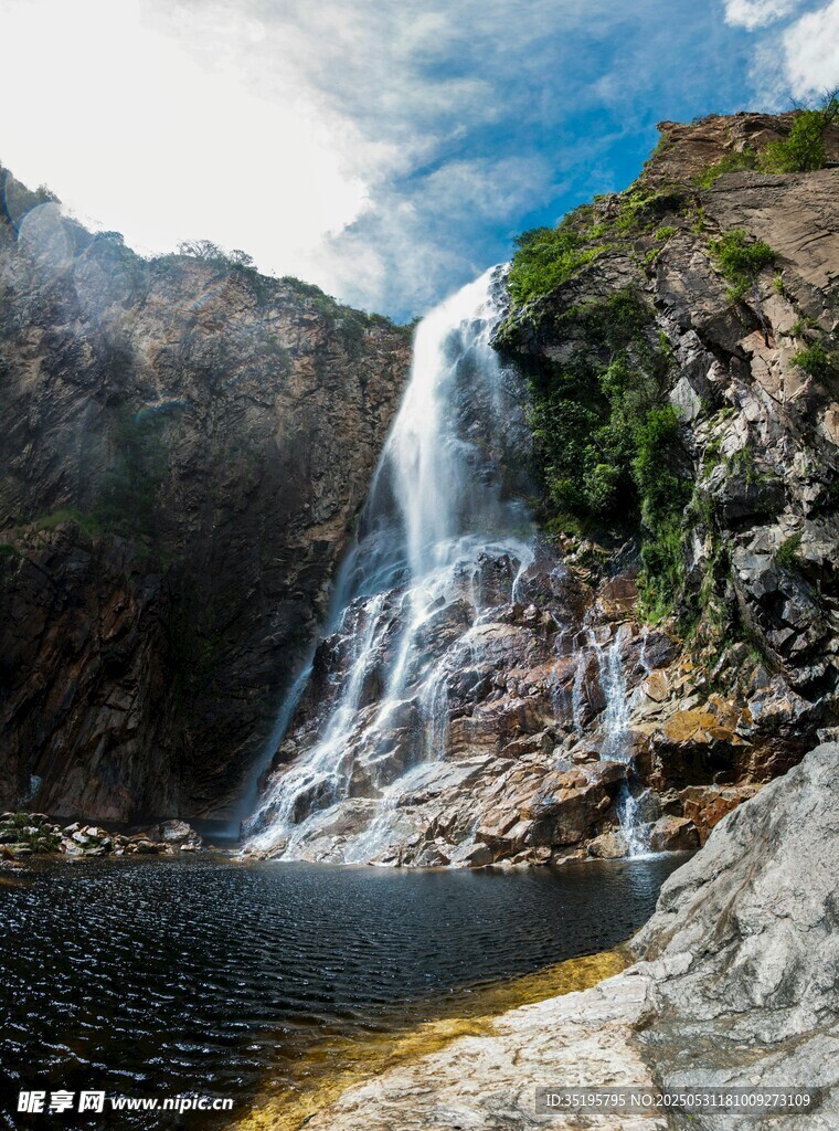 山间壮丽瀑布景观